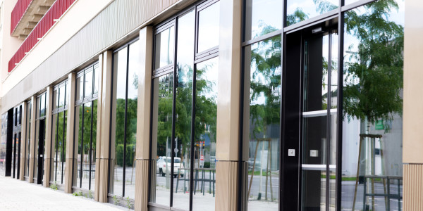 Puertas y Ventanas de Aluminio / PVC a medida Tortellà · Raíl Empotrable Adaptado al Paso de Minusválidos