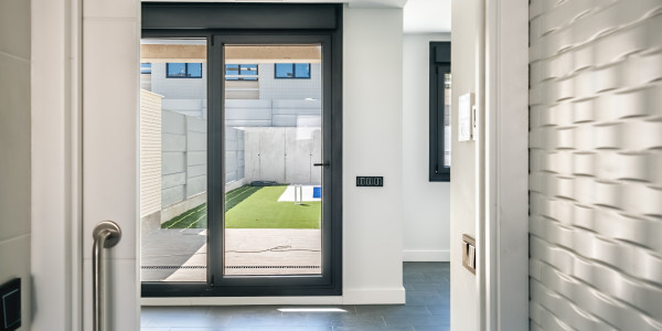 Puertas y Ventanas Insonorizadas de Aluminio / PVC Tortellà · Puertas Correderas a Medida Insonorizadas